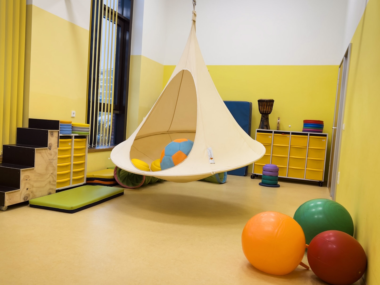 Kinder im Elementarbereich beim kreativen Gestalten