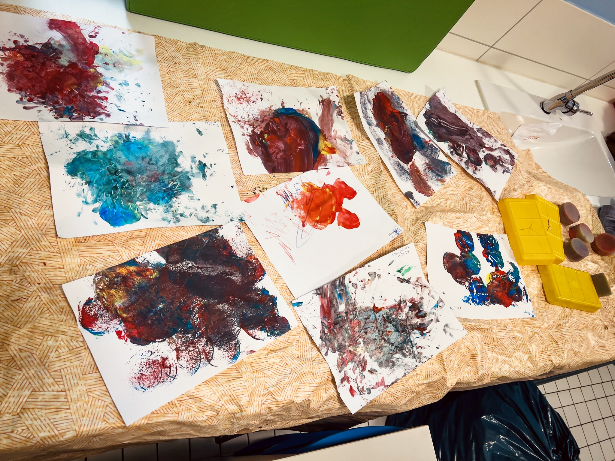 Kinder spielen gemeinsam in der Kita